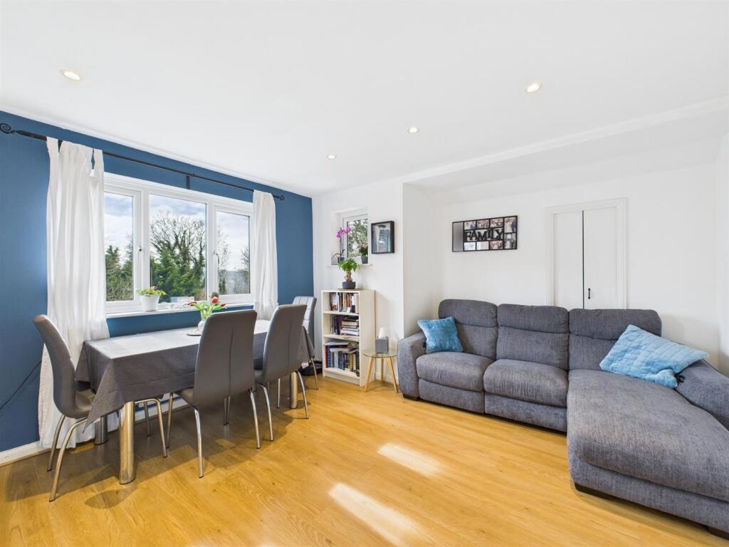 Whitethorn Avenue, Coulsdon photo 4