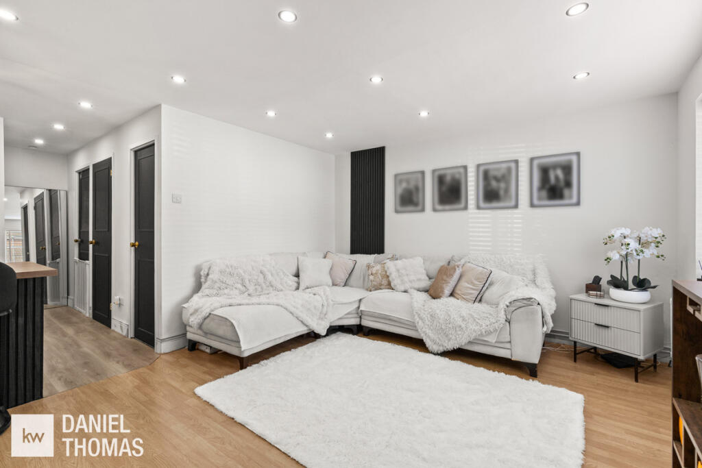 Apartment in Broxbourne, Hertfordshire - View 4