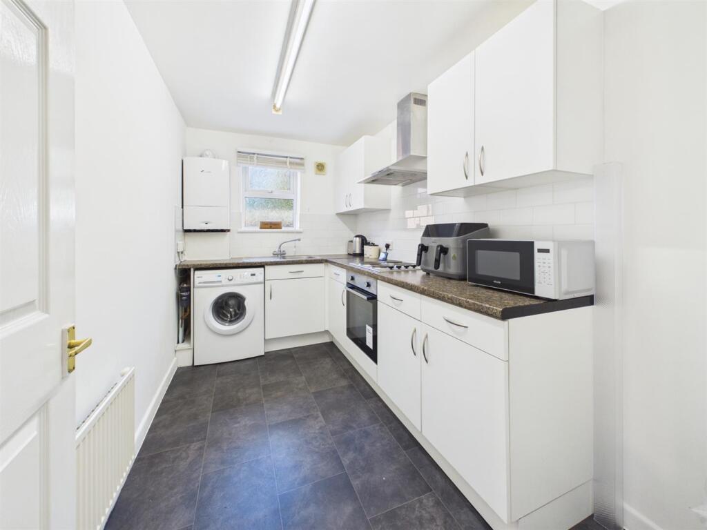Apartment in Reading, The Triangle, Tilehurst - View 2