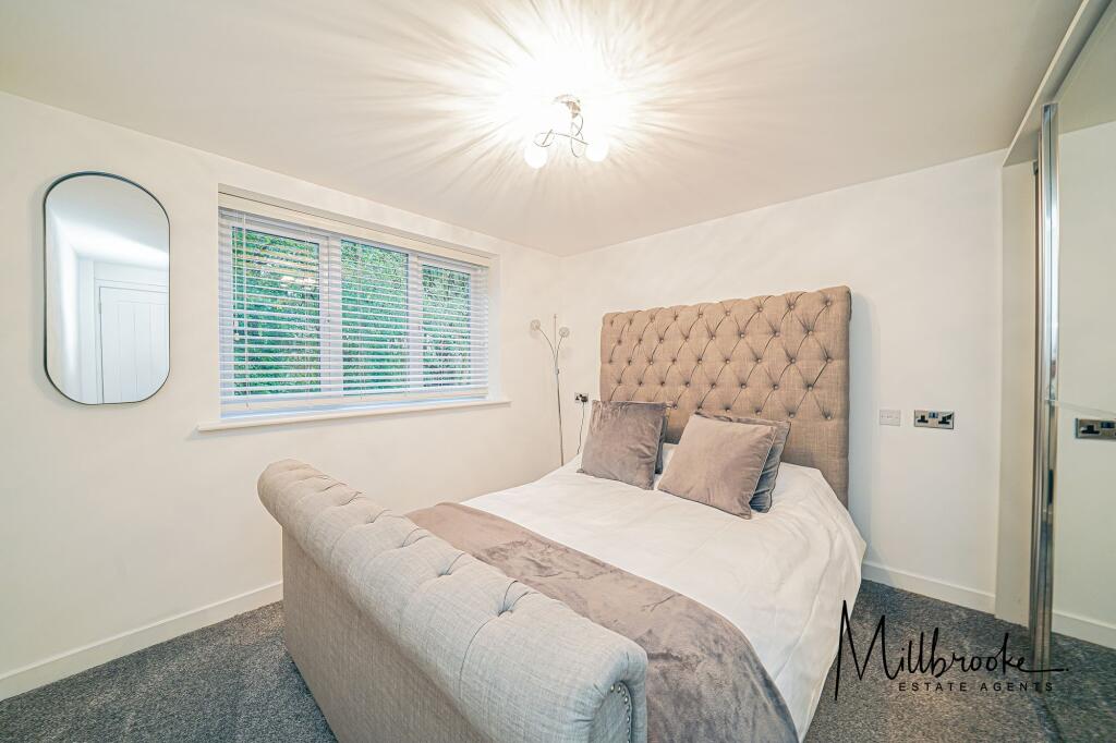 Apartment in Leigh, Bedford - More