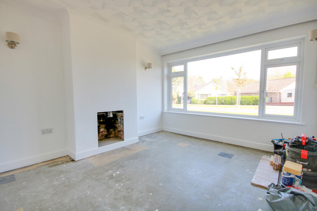 Hedge End! Extended! Chain Free! Wow Factor Kitchen! photo 3