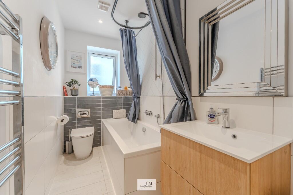 Apartment in Bournemouth, Charminster - More