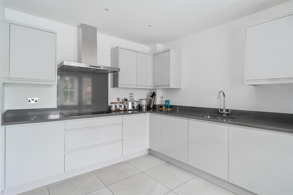 House in Reigate and Banstead, Tadworth - View 4