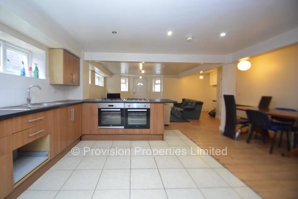 8 bedroom terraced house for rent