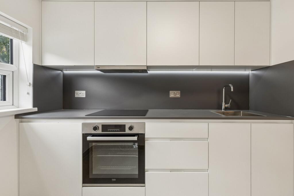 Apartment in London, West Kensington - View 3