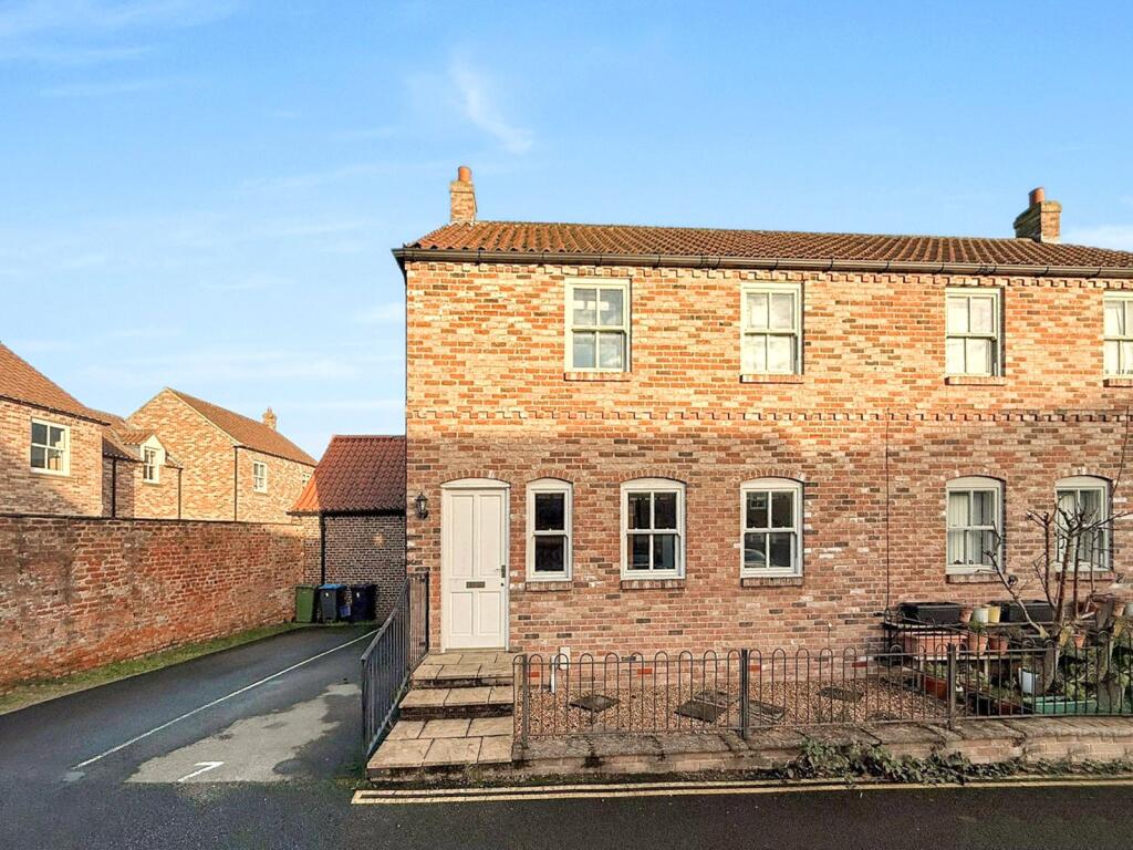 3-bed semi-detached on Castle Yard Stables, Thirsk, North Yorkshire, YO7, £250,000