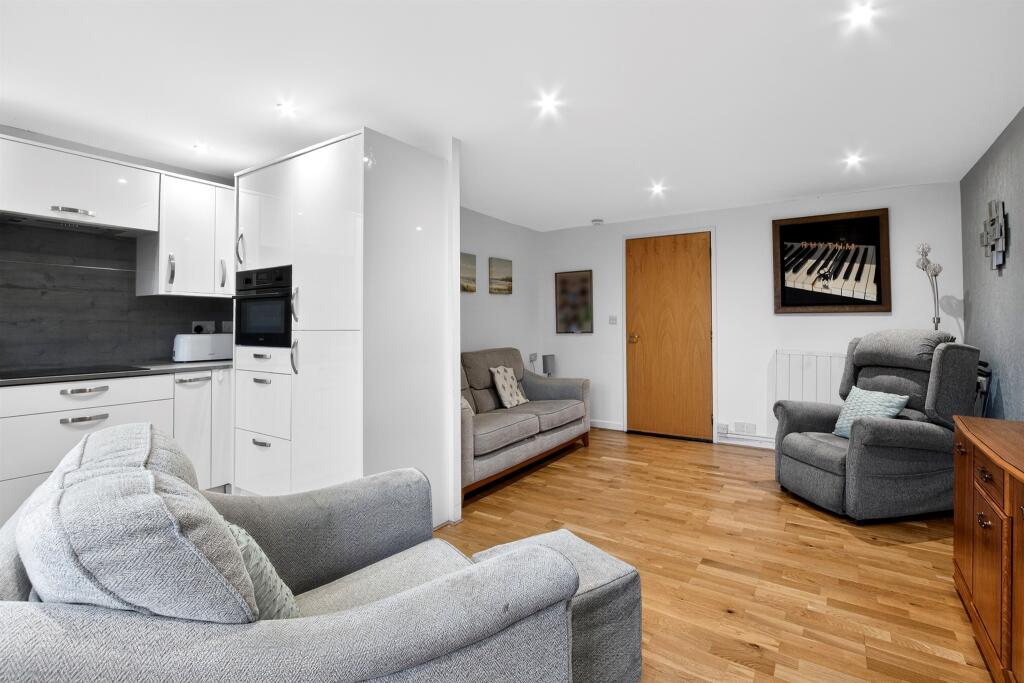 32, Springfield Court, Bishopbriggs, Glasgow photo 3