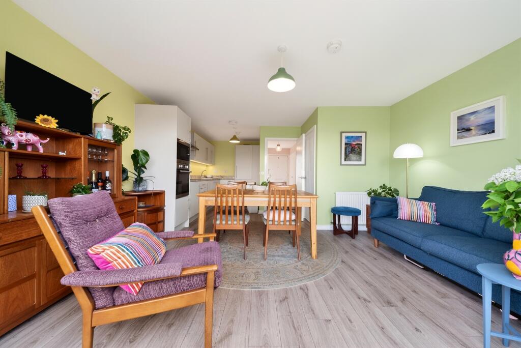 House in East Kilbride, Gardenhall, Jackton - More