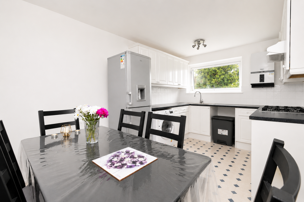 The Moorlands, Leeds, LS17 8AB photo 4