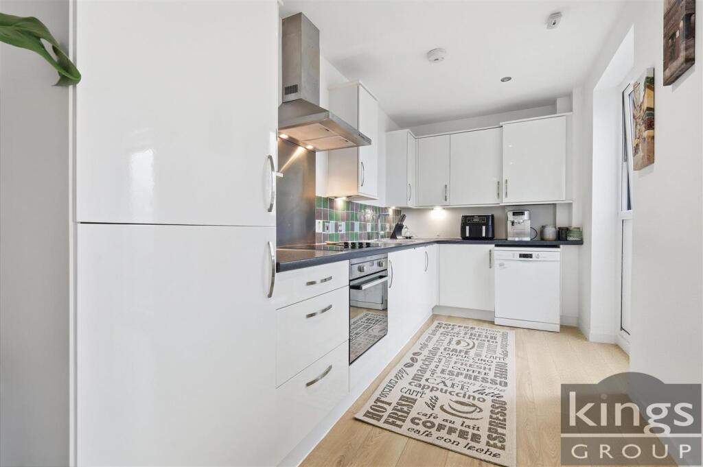 Apartment in Enfield, Carterhatch, Southbury - More