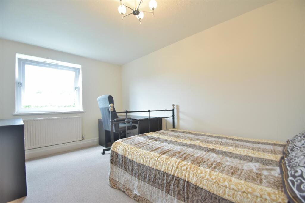 Apartment in Southall - View 4