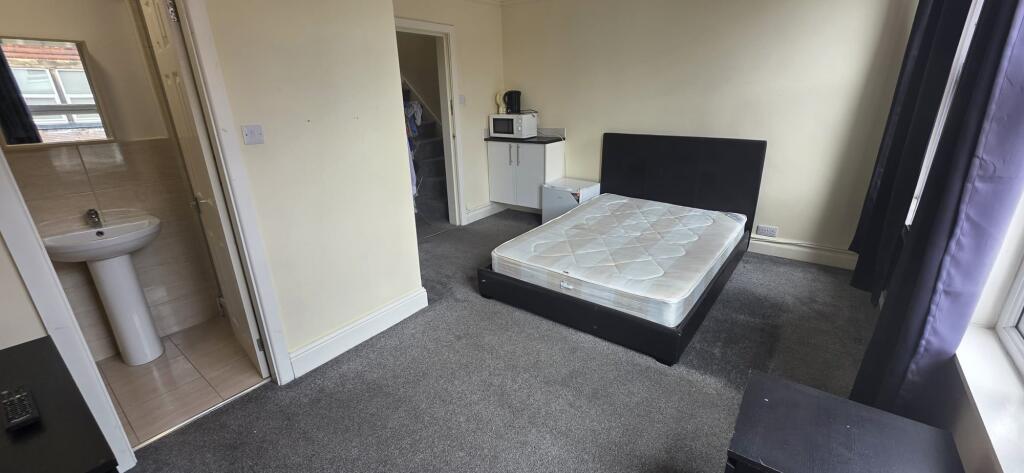 6 bedroom terraced house for rent