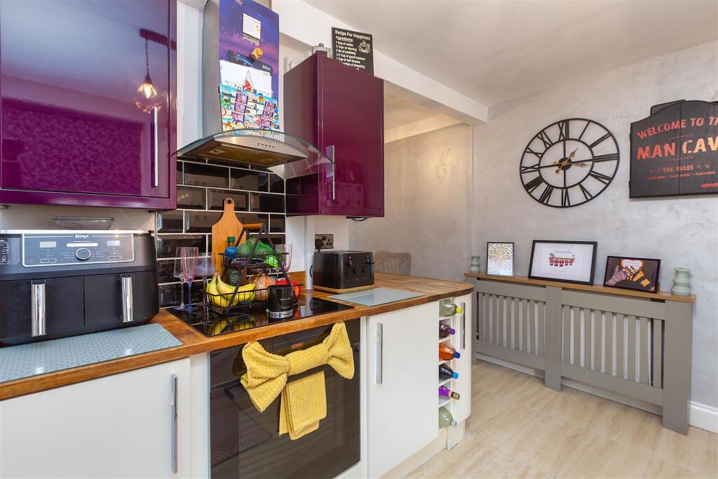 House in Lancaster, Ridge Estate, Bulk - More