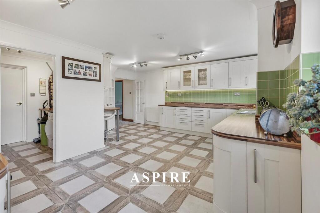 ***Boasting Just Over 1,477 sq. ft*** High Road, Langdon Hills, SS16 photo 3