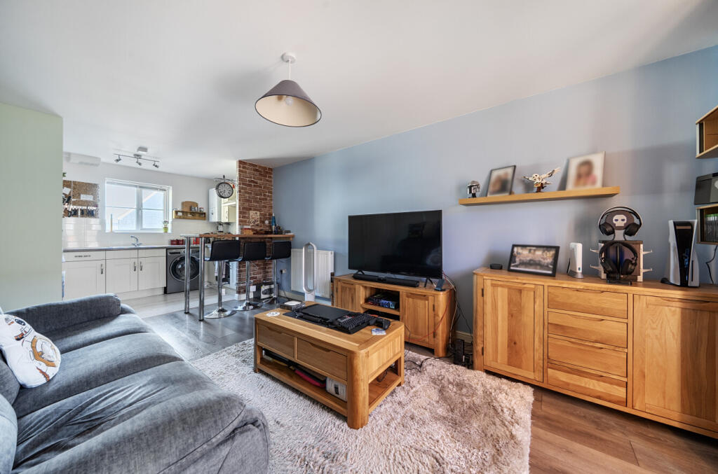 Apartment in Swindon, St. Andrews - View 2