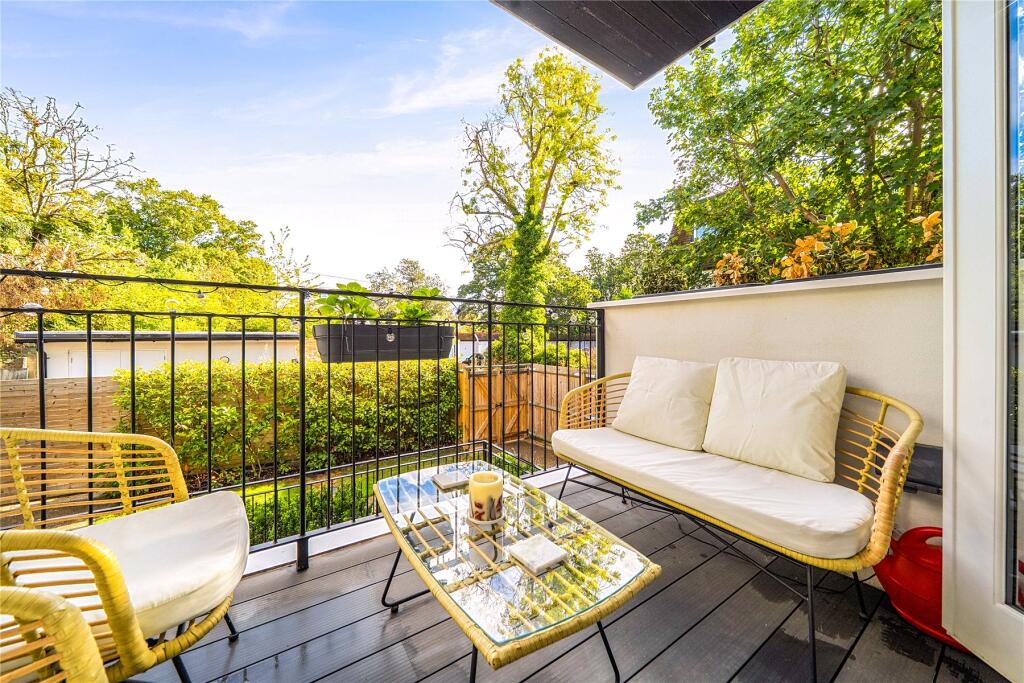 Apartment in Kingston upon Thames - View 2