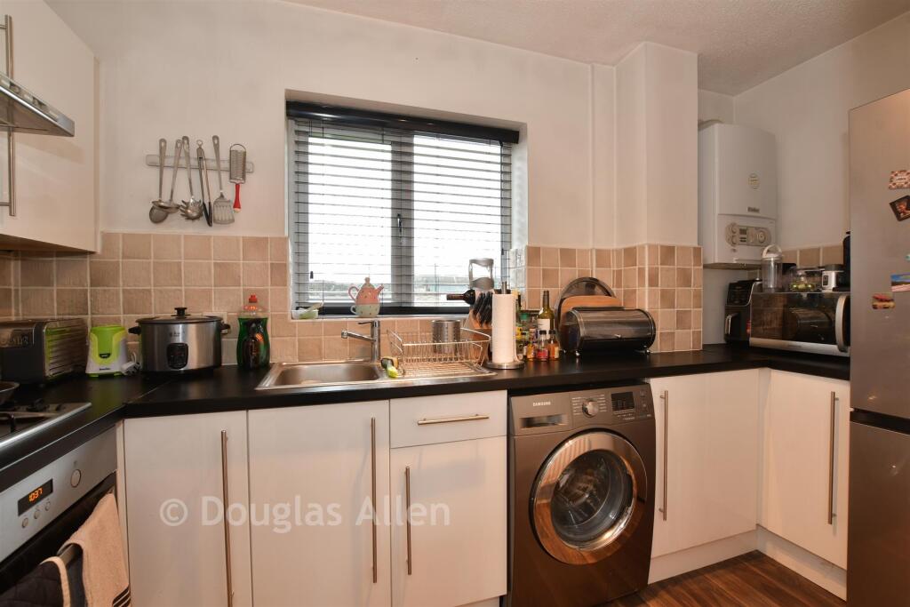2-bed flat on Heathfield Park Drive, Chadwell Heath, Essex, £250,000