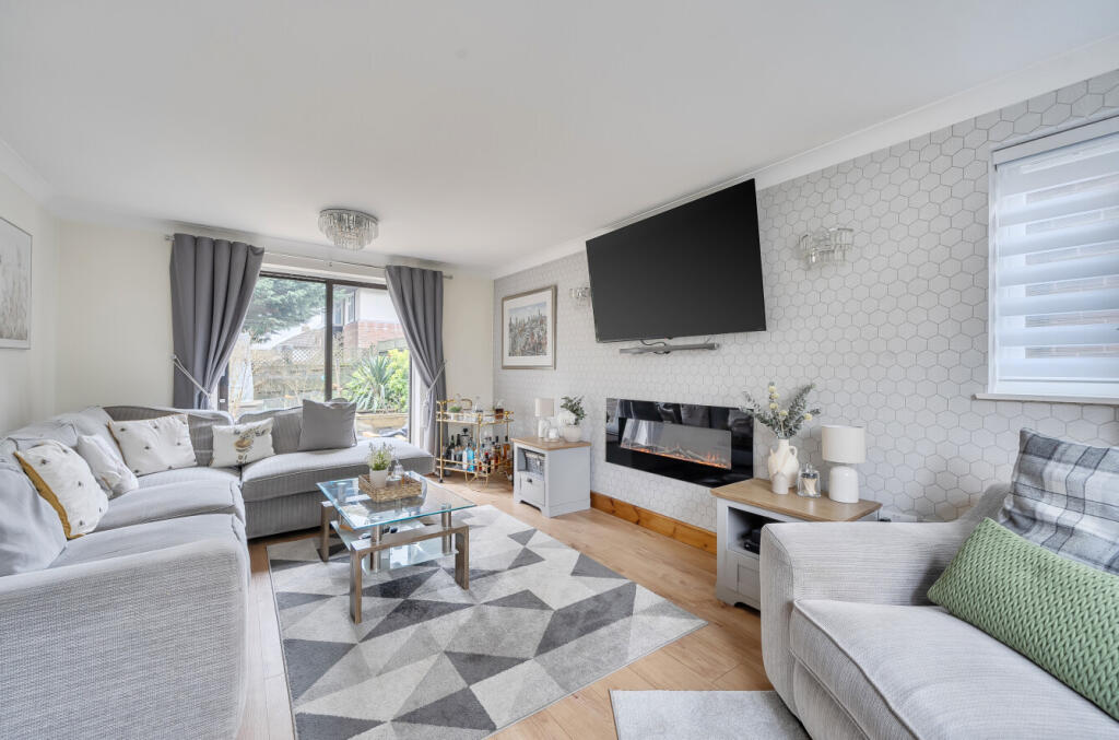 House in Reading, Warfield - More