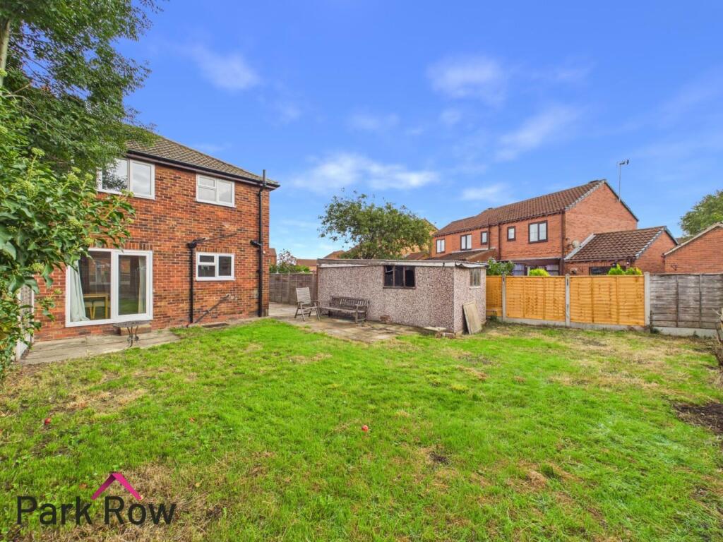 House in Wakefield, Byram cum Sutton - View 4