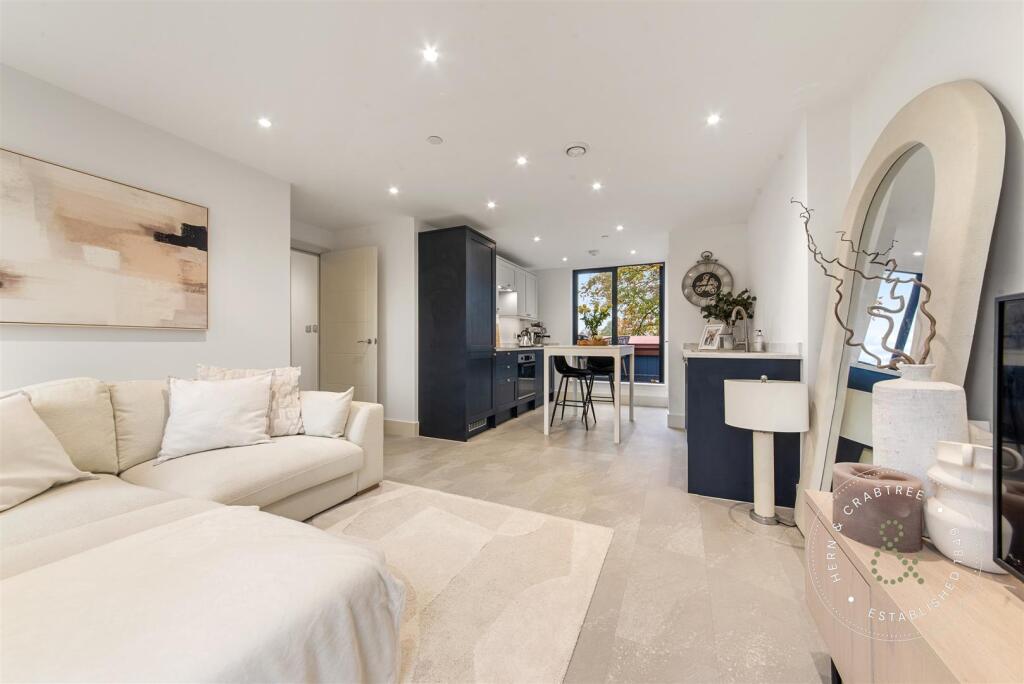 Apartment in Cardiff, Civic Centre, Riverside - View 4