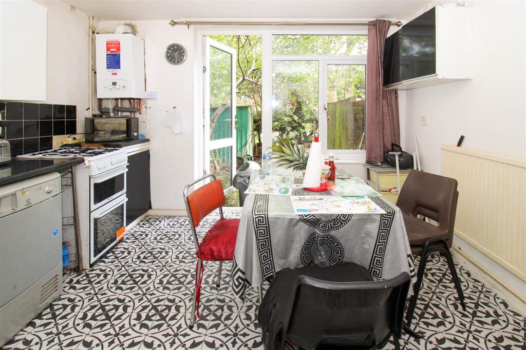 Erskine Crescent., London photo 2