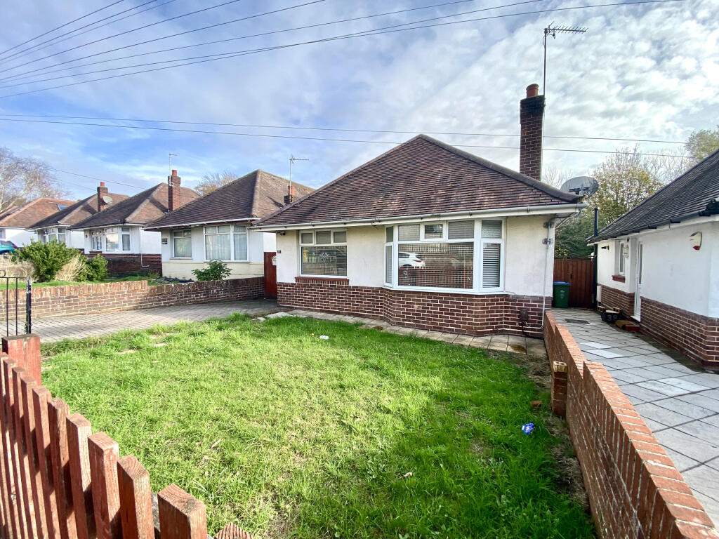2-bed bungalow on Coxford Drove, Southampton, Hampshire, £260,000