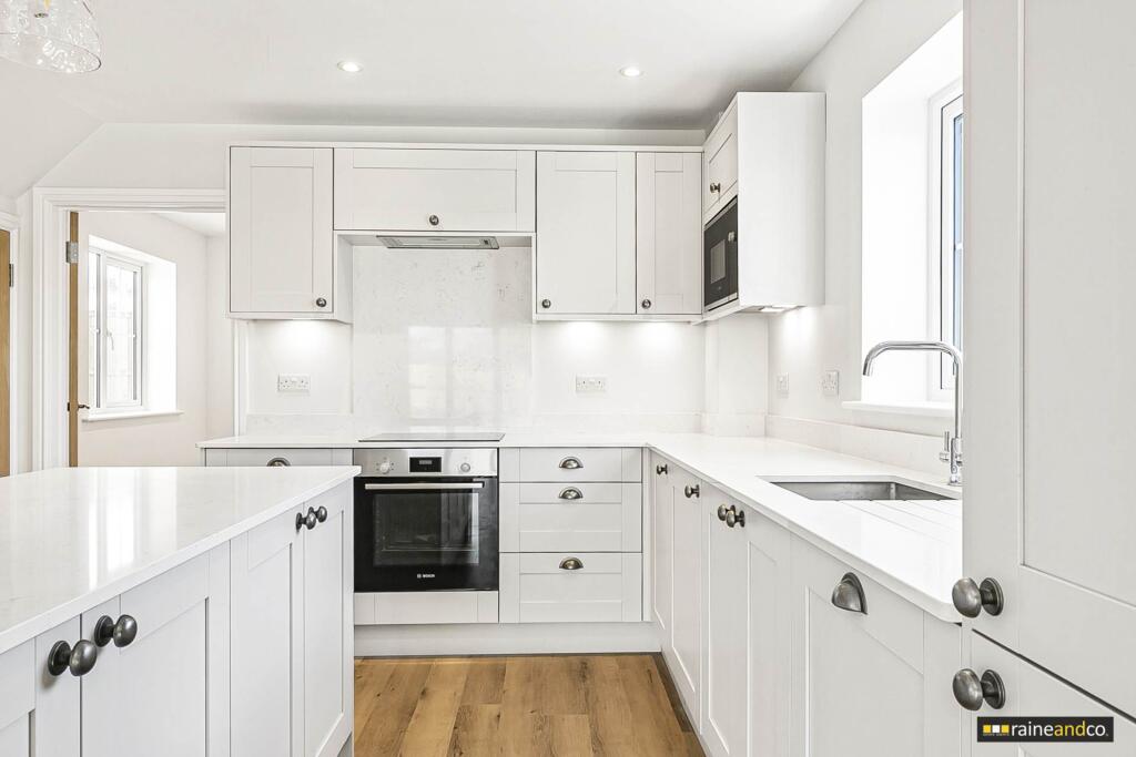 Additional image 4 of Bull Stag Green, Hatfield