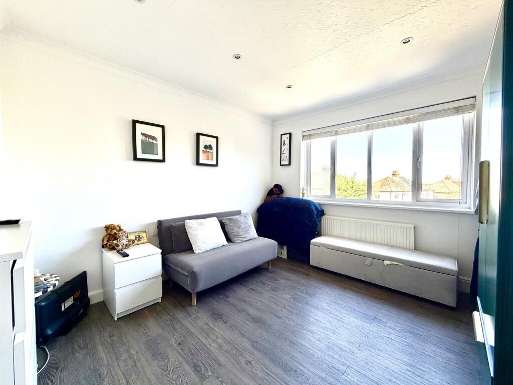 House in London, Royal Borough of Kingston upon Thames - More