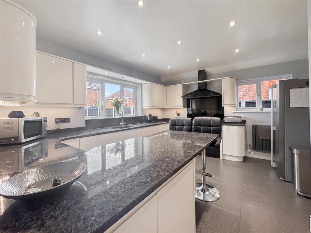 House in Blaby, Narborough - More