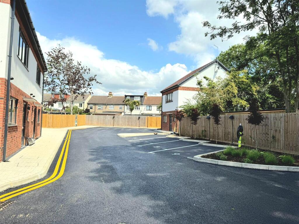 Dhani Close, COLLIER ROW, RM5 photo 2
