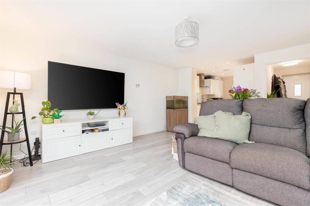 Wren Close, Lower Stondon, Henlow SG16 6GD photo 4