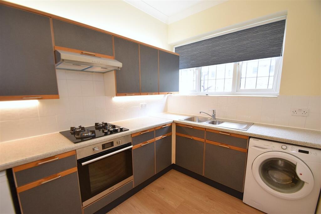 Apartment in Southampton, Bassett - View 5