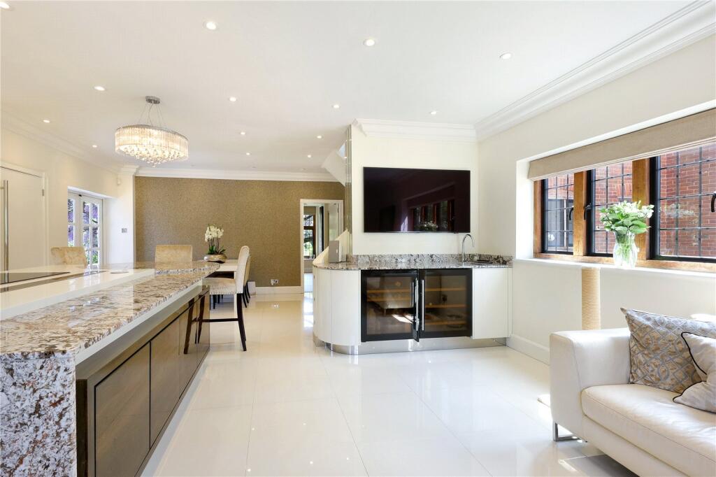 Tilehouse Lane, Denham, Buckinghamshire, UB9 photo 4