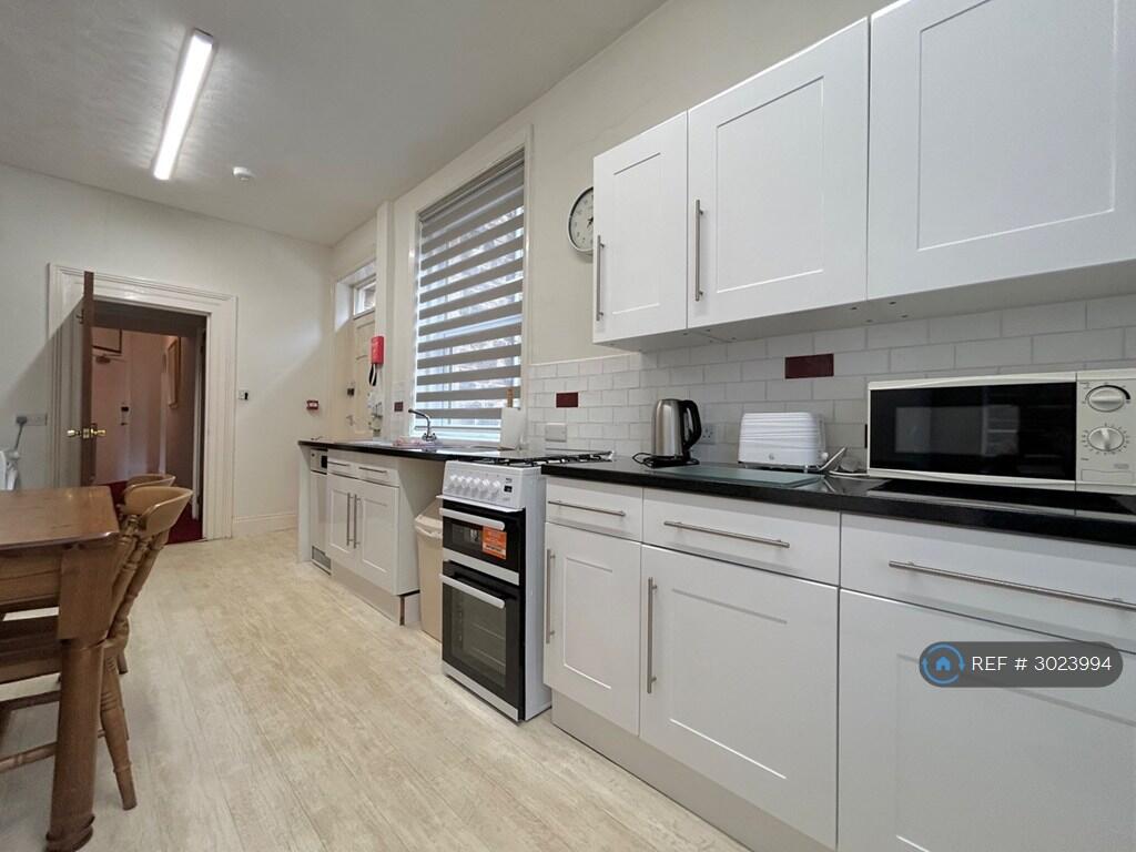 Apartment in Harrogate, Low Harrogate - View 2