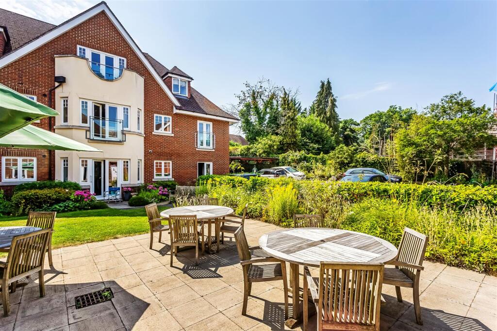 Harroway Manor, Fetcham, Leatherhead, KT22 photo 2