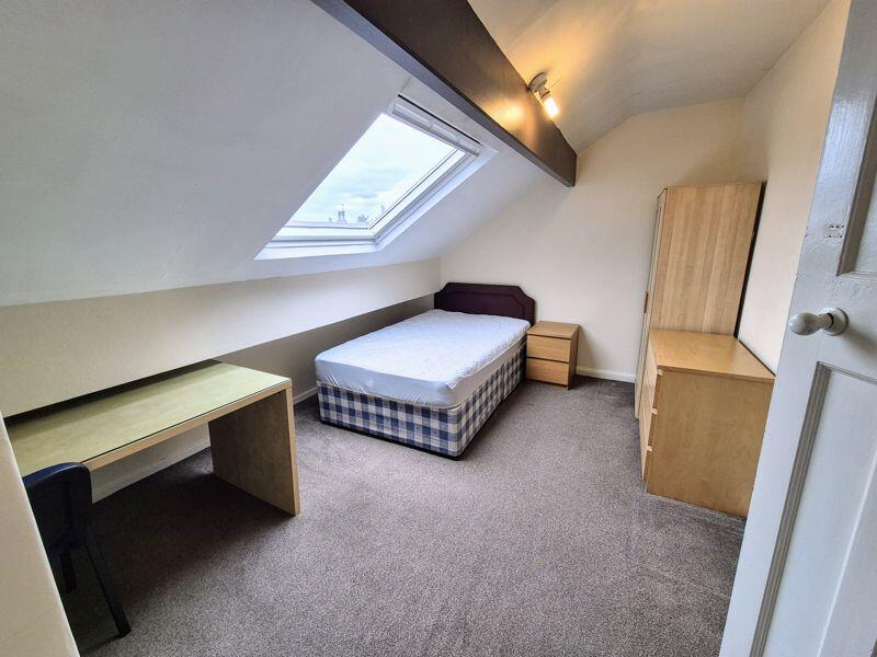 House in Leeds, Hyde Park - More