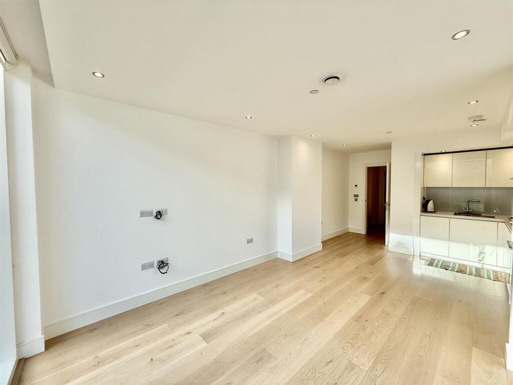 Apartment in Southall - View 4