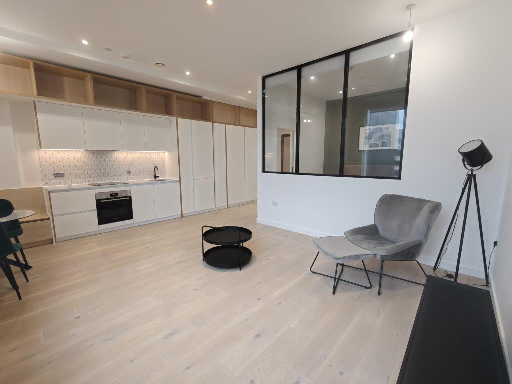 Main image of property: Apt Parkview, Great West Road, Brentford, Hounslow