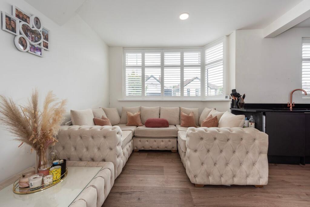 Highfield Avenue, Erith, DA8 photo 3