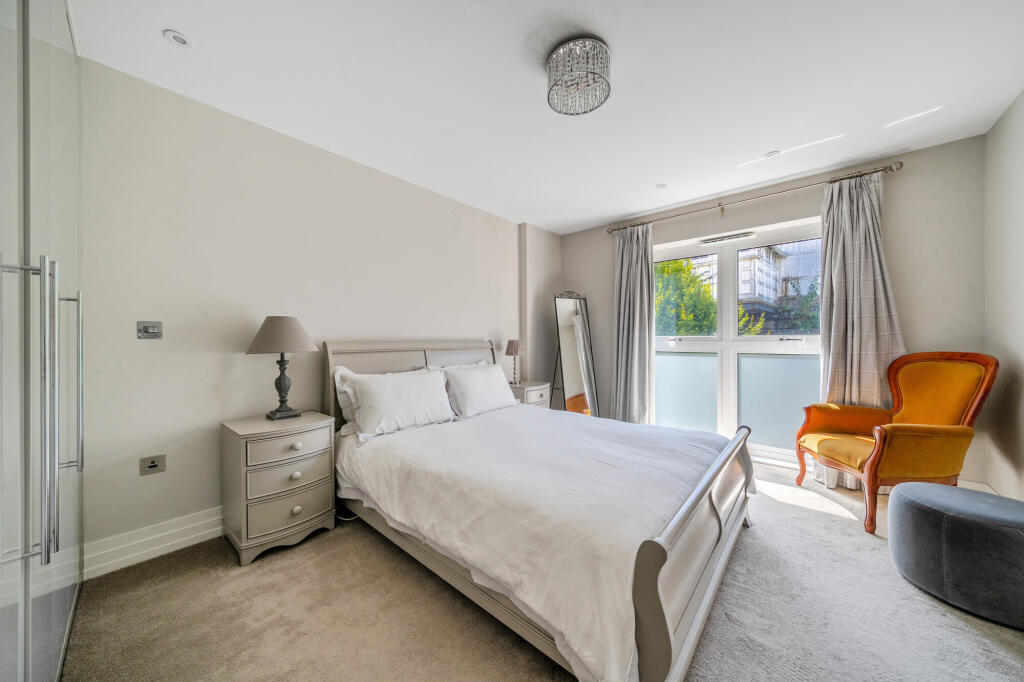 Apartment in Slough - View 5
