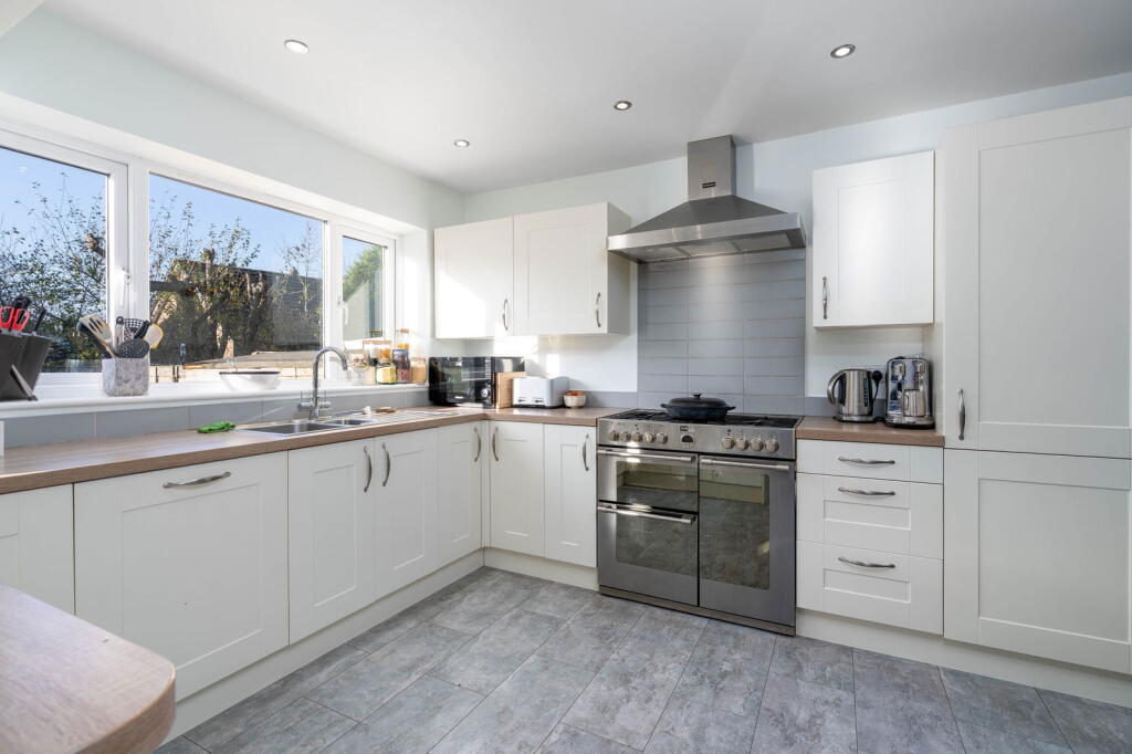 Lee Vale Drive, Charlesworth, Derbyshire, SK13 5HD photo 3