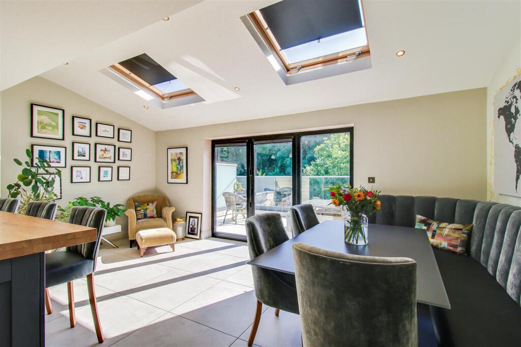 House in Wakefield, Coxley, Sitlington - More