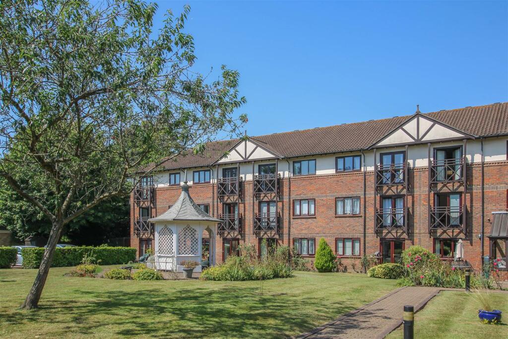 1-bed house on Sawyers Hall Lane, Brentwood, £235,000