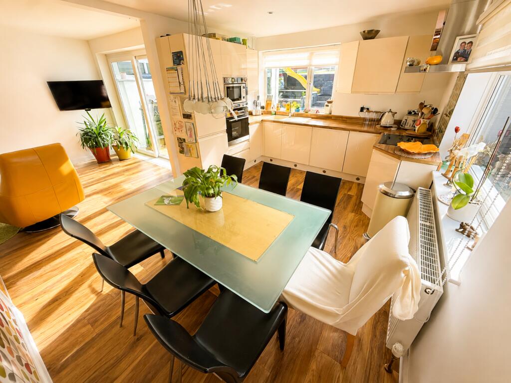 House in Lancaster, Hala - More