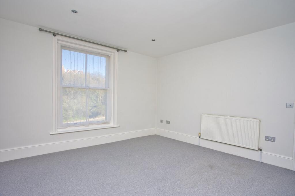 Apartment in Folkestone, Foord - View 4