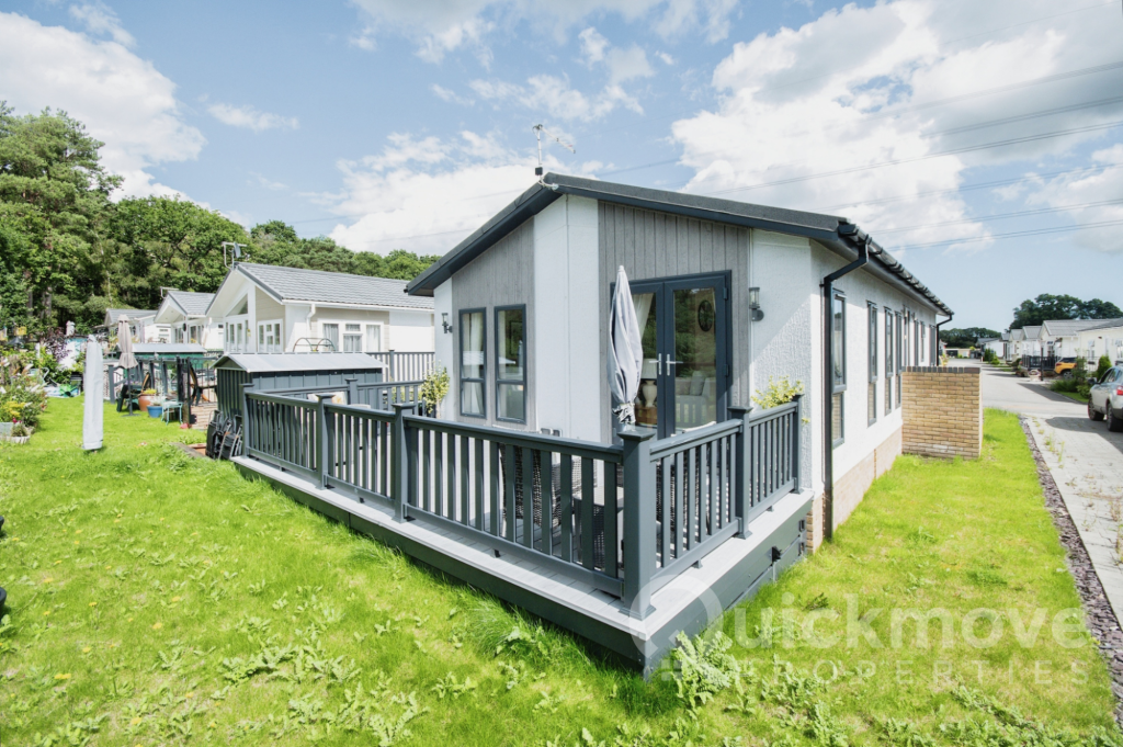 2-bed caravan on Three Legged Cross, Wimborne, Dorset, BH21, £250,000