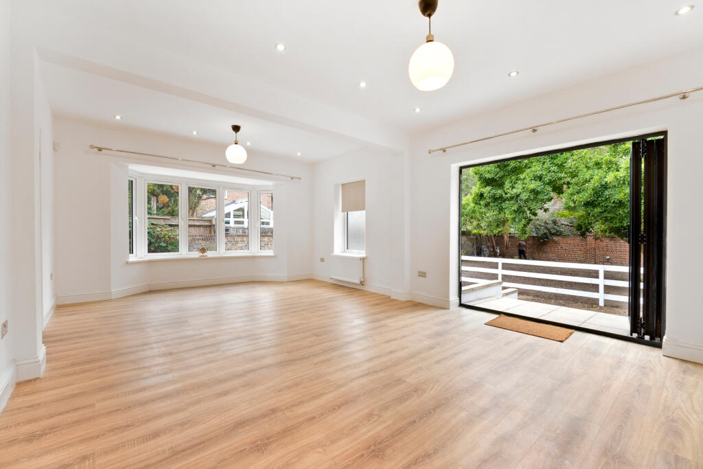 House in London, Wallington - View 5