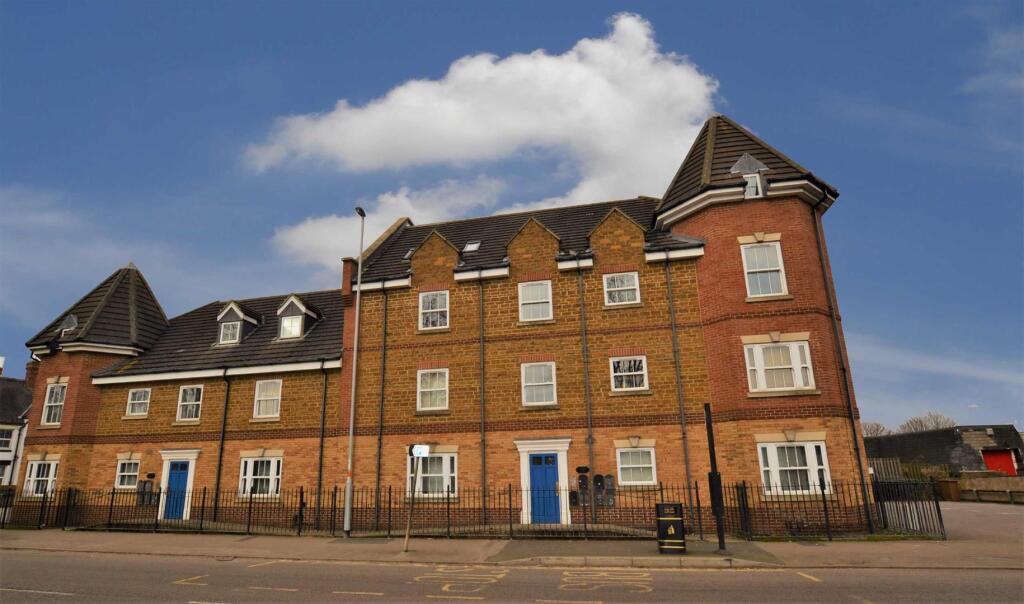 Main image of property: Wellingborough Road, Finedon, Wellingborough, Northamptonshire, NN9 5JS