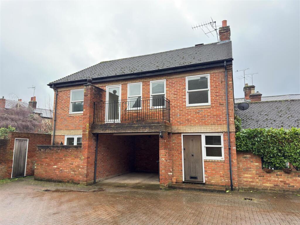 Main image of property: Long Garden Mews, Farnham, GU9 7HX