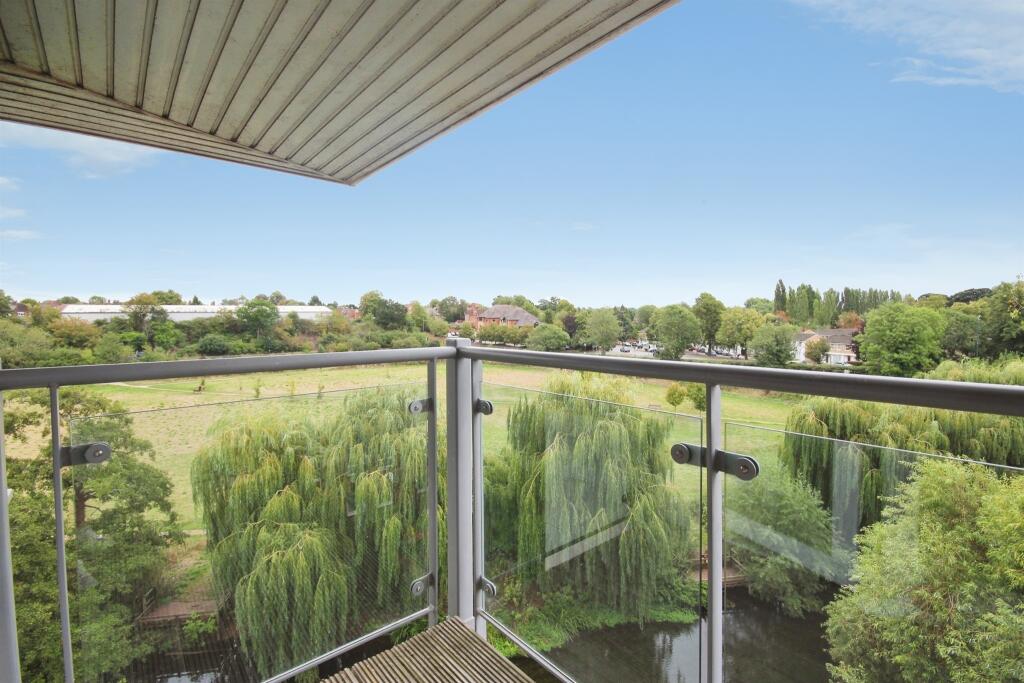 Apartment in Warwick - View 3